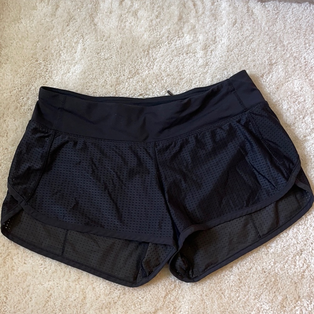 Lululemon perforated speed up shorts 2.5” size 6